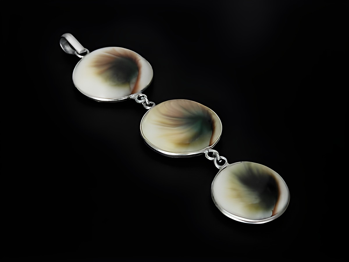 Silber Anhänger mit Shiva Auge, bestehend aus drei symbolischen Kreisen, gefertigt von Juwelier Harnisch, verziert mit weiteren Steinen, elegant und einzigartig im Design. – Ansicht 2
