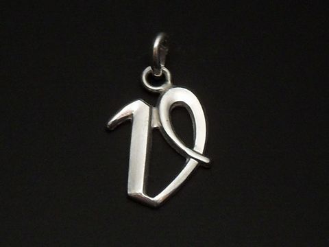 Buchstabe V Anhänger aus klarem, poliertem Sterling Silber vom Juwelier Harnisch, elegant und modern gestaltet, ideal als Schmuckstück oder Geschenk.