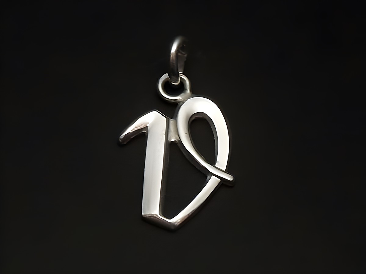 Buchstabe V Anhänger aus klarem, poliertem Sterling Silber vom Juwelier Harnisch, elegant und modern gestaltet, ideal als Schmuckstück oder Geschenk.