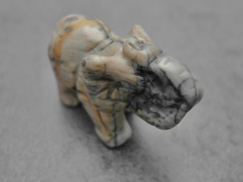 Elefant aus Stein in dunkelgrau-braun-schwarz stehend, als Glücksbringer, hergestellt von Juwelier Harnisch, ideal für Sammler von Steinfiguren.