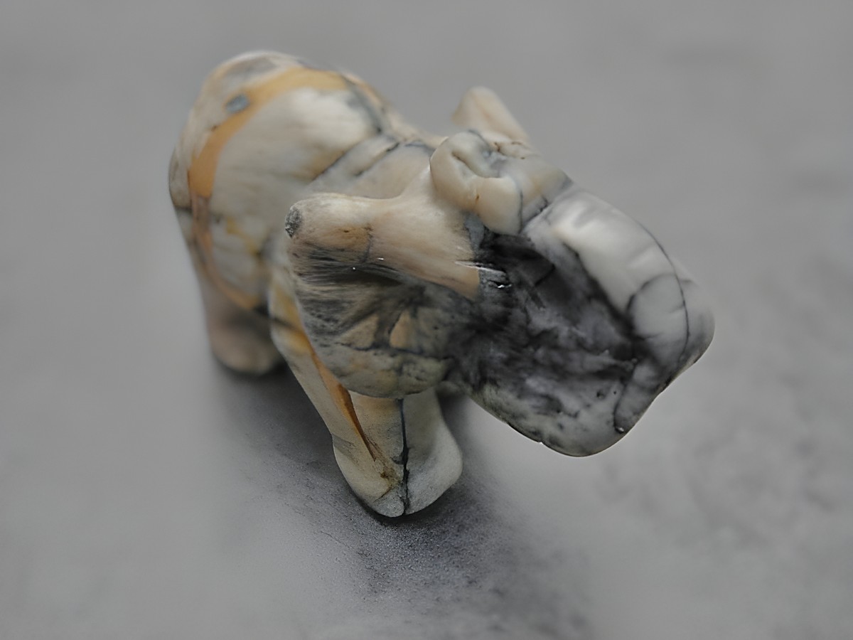 Elefant aus Stein in dunkelgrau-braun-schwarz stehend, als Glücksbringer, hergestellt von Juwelier Harnisch, ideal für Sammler von Steinfiguren.