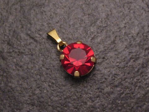 Roter Strass Anhänger im sexy City Look, rund mit goldfarbenem Ösenverschluss, Hersteller Juwelier Harnisch, ideal für auffällige Schmuckstücke in weiteren Formen.