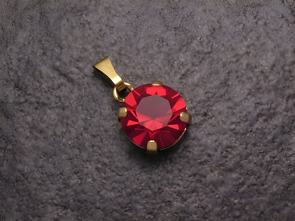 Roter Strass Anhänger im sexy City Look, rund mit goldfarbenem Ösenverschluss, Hersteller Juwelier Harnisch, ideal für auffällige Schmuckstücke in weiteren Formen.