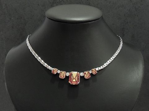 Strass Collier Kette charmant in Weiß-Orange, 41-44 cm, mit fünf funkelnden Strasssteinen in silberfarbener Fassung, hergestellt von Juwelier Harnisch, ideal für besondere Anlässe.