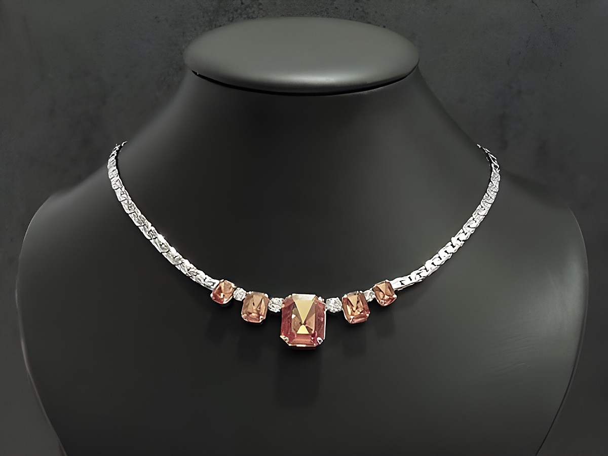 Strass Collier Kette charmant in Weiß-Orange, 41-44 cm, mit fünf funkelnden Strasssteinen in silberfarbener Fassung, hergestellt von Juwelier Harnisch, ideal für besondere Anlässe.