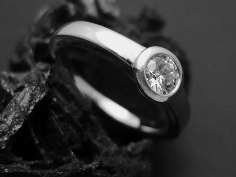 Silberring mit Rundfassung 6,3 mm, Zirkonia weiß, aus rhodiniertem Sterling Silber in Größe 58, Hersteller Juwelier Harnisch. Elegantes Design mit funkelndem Stein.