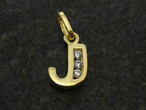 Goldanhänger in Form des Buchstabens J mit drei Zirkonia besetzt, hergestellt von Juwelier Harnisch. Ideal als persönliches Schmuckstück oder Geschenk.