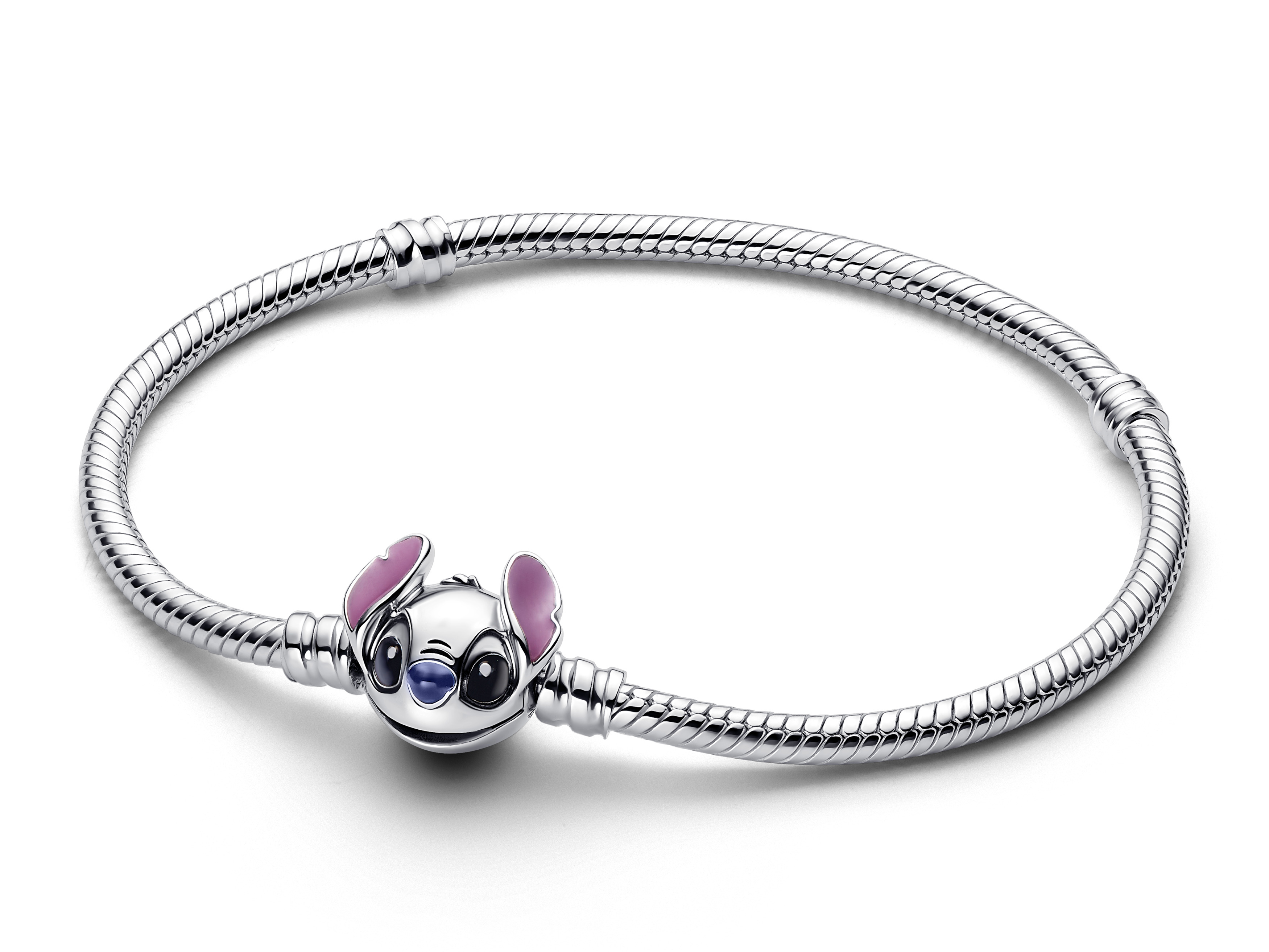 Ein sterling Silber Gliederarmband von Pandora mit einem Charm in Form von Stitch aus Disney, Details in rosa und blau, Länge 20 cm, Produktneuheit.