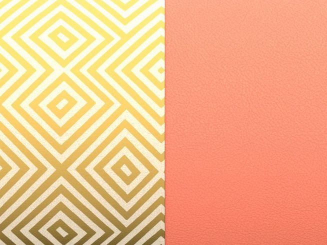 Die Bilddarstellung zeigt eine 14 mm Einlage für den Les Georgettes Rubik Armreif mit einem blassen Hautfarben-Muster in Beige und einer goldenen geometrischen Musterung.