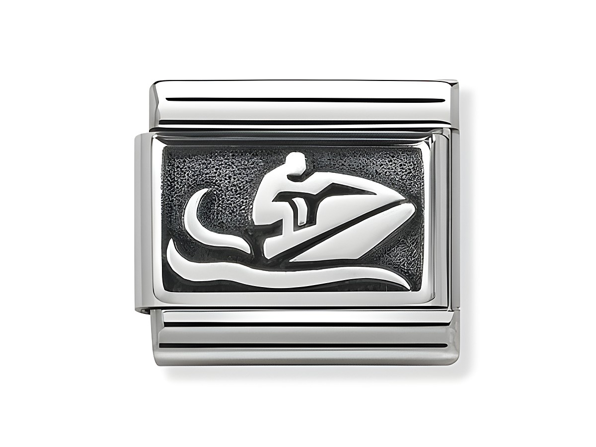 Silbernes Plättchen von Nomination mit einem Jet Ski Motiv, ideal für Schmuckliebhaber, die actionreiche Themen schätzen, passt perfekt in die Classic Kollektion.