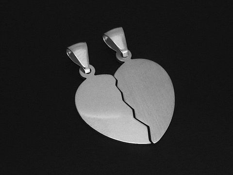 Herz Silber Partneranhänger aus 925 Sterling Silber rhodiniert in schlichtem Design, 23,5 mm groß, ideal als symbolisches Schmuckstück für Paare.