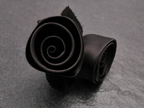 Haarschmuck in Form von traumhaften Blumen aus dunkelbraunem Satin, detailreich verarbeitet als Rosen, perfekt ergänzt durch eine edle Brosche vom Hersteller Juwelier Harnisch.