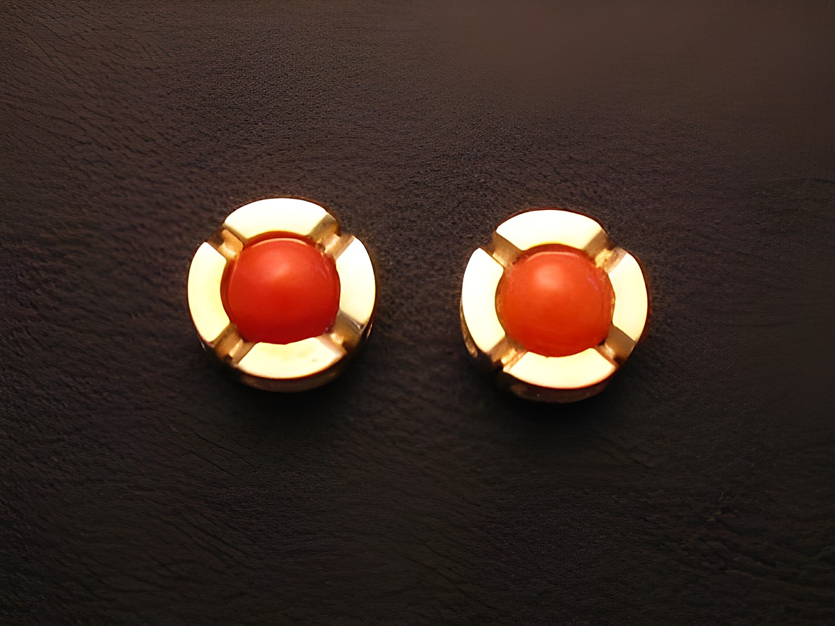 Modische Ohrringe aus Gold 333 mit edler Koralle, hergestellt von Juwelier Harnisch, exquisite Verarbeitung und stilvolles Design. Ideal für elegante Anlässe und Alltag.