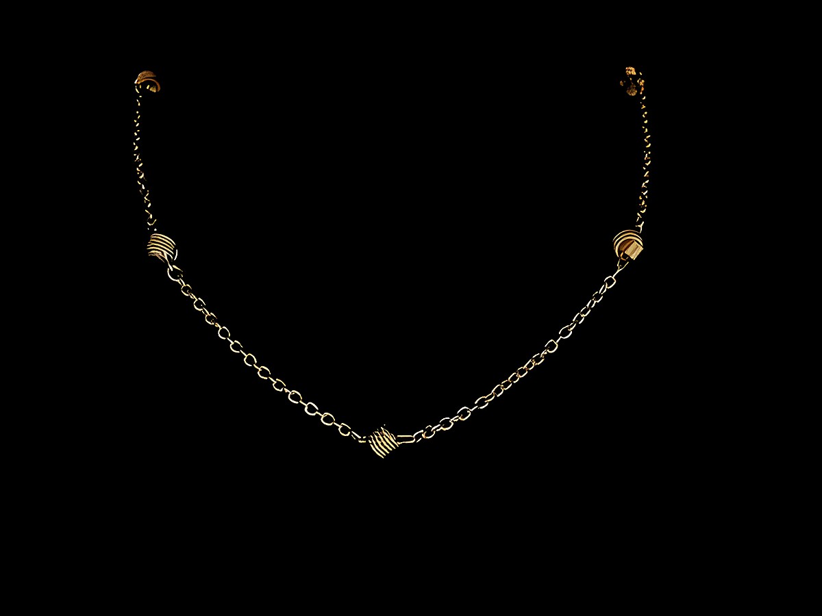 Kette Vergoldet - Rundanker mit Knotenelementen - 42 cm, hergestellt von Juwelier Harnisch, glänzend und elegant mit dekorativen Knotenelementen, ideal für festliche Anlässe.