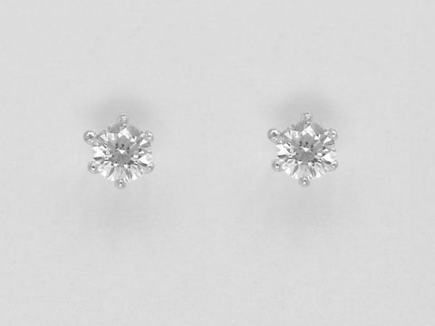 Weißgold Ohrringe in Krappenfassung, zauberhaft, mit einem Brillant von 0,20 ct W/Si, Steckerdesign, Hersteller Juwelier Harnisch, edles Schmuckstück für jeden Anlass.