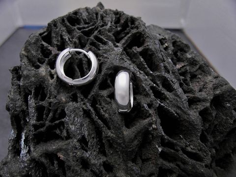 Silber Ohrringe Creolen schlicht elegant 1,5 cm Hersteller Juwelier Harnisch bis 15 mm auf einer rustikalen dunklen Fläche präsentiert.