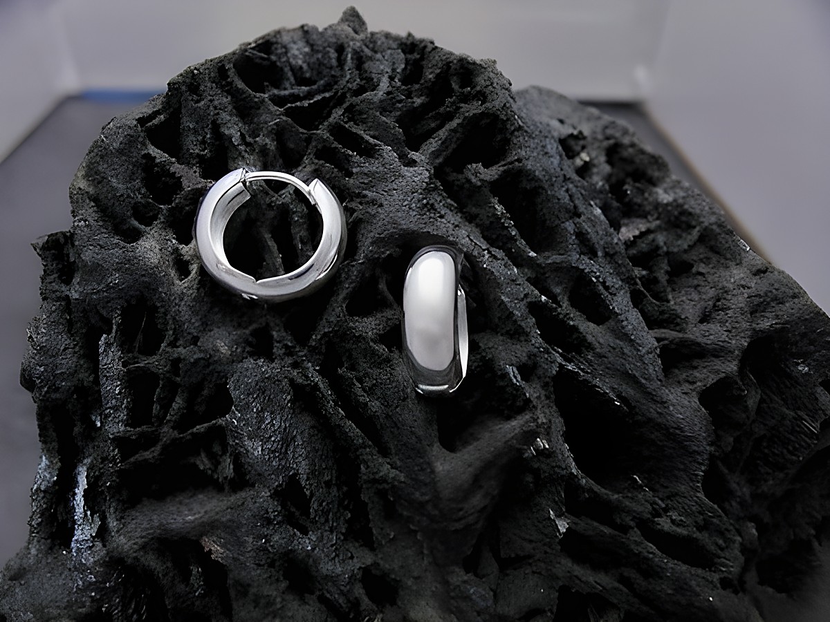 Silber Ohrringe Creolen schlicht elegant 1,5 cm Hersteller Juwelier Harnisch bis 15 mm auf einer rustikalen dunklen Fläche präsentiert.