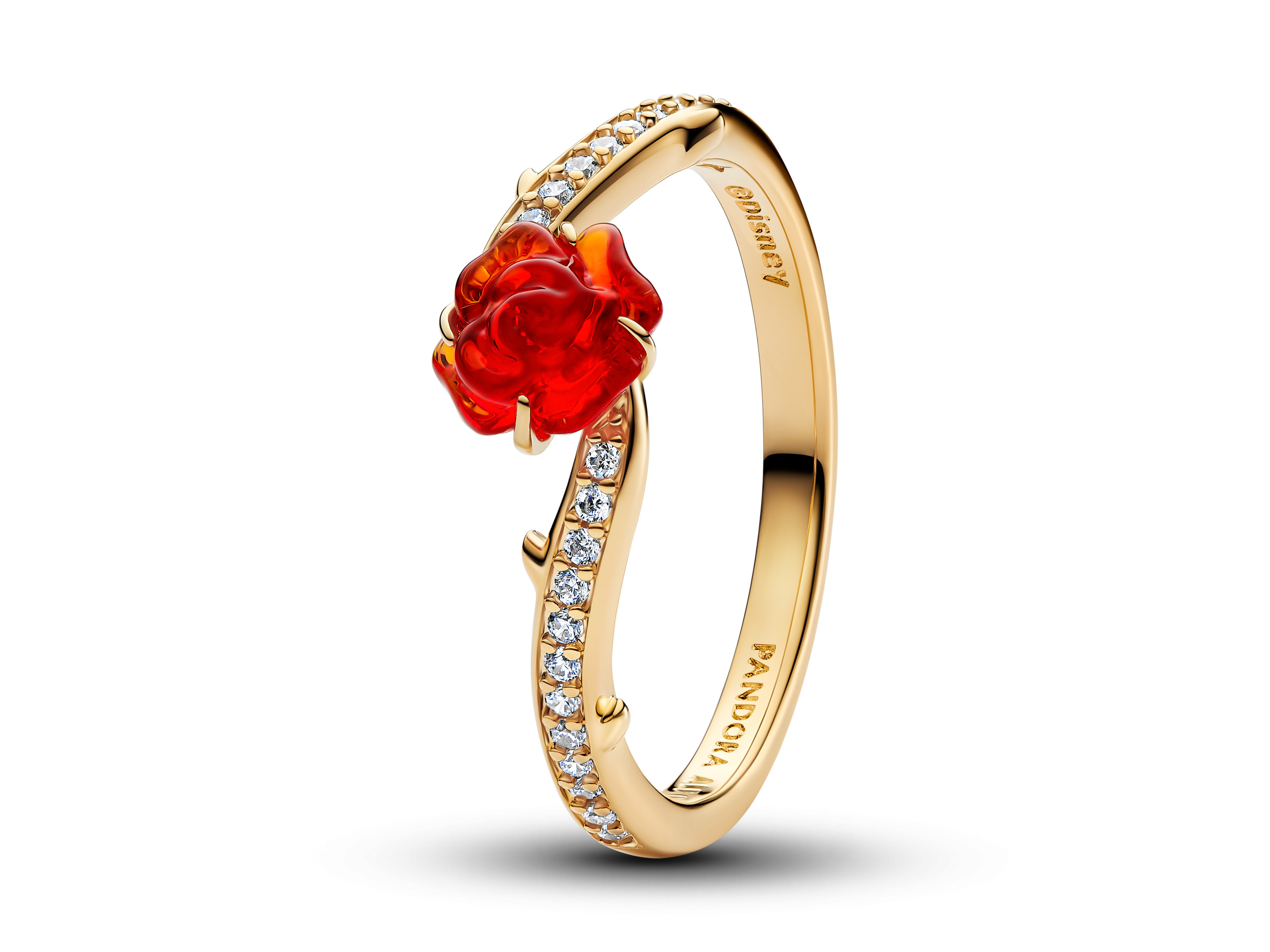 Der Ring mit einer magischen roten Rose ist vergoldet und verziert mit Zirkonia. Er stammt von Pandora und ist inspiriert von Disney die Schöne und das Biest, erhältlich in Größe 50.