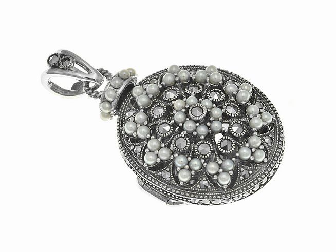 Medaillon Perle königlich nostalgisch aus Sterling Silber, hergestellt von Juwelier Harnisch, verziert mit kleinen Steinen und einem filigranen Design, ideal für edle Anlässe.