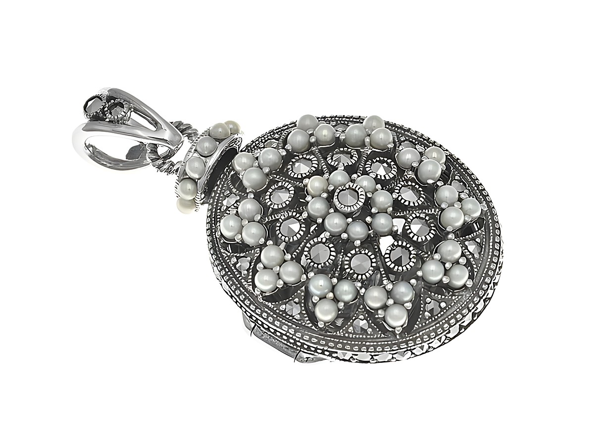 Medaillon Perle königlich nostalgisch aus Sterling Silber, hergestellt von Juwelier Harnisch, verziert mit kleinen Steinen und einem filigranen Design, ideal für edle Anlässe.