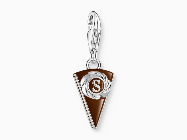 Charm-Anhänger von Thomas Sabo in Form eines Stücks Wiener Schokoladentorte aus Silber und braunem Emaille mit einem dekorativen S. Ideal als elegantes Accessoire.