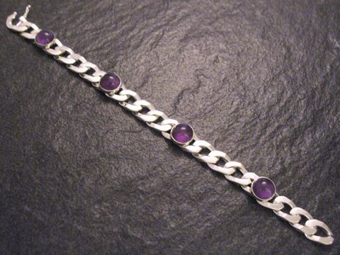 Silber Armband mit vier Amethyst Cabochons von 10 mm, Einzelstück, Länge 20 cm, Hersteller Juwelier Harnisch, elegant und zeitlos im Design.