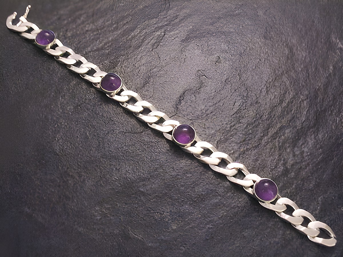 Silber Armband mit vier Amethyst Cabochons von 10 mm, Einzelstück, Länge 20 cm, Hersteller Juwelier Harnisch, elegant und zeitlos im Design. – Ansicht 2