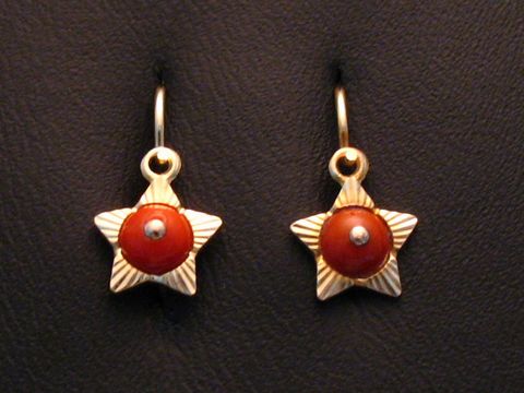 42690-0 Ohrringe Kinderschmuck aus Gold 333 in Form von Sternen mit Koralle und einer kleinen Perle, geeignet für Kinder, Hersteller Juwelier Harnisch.