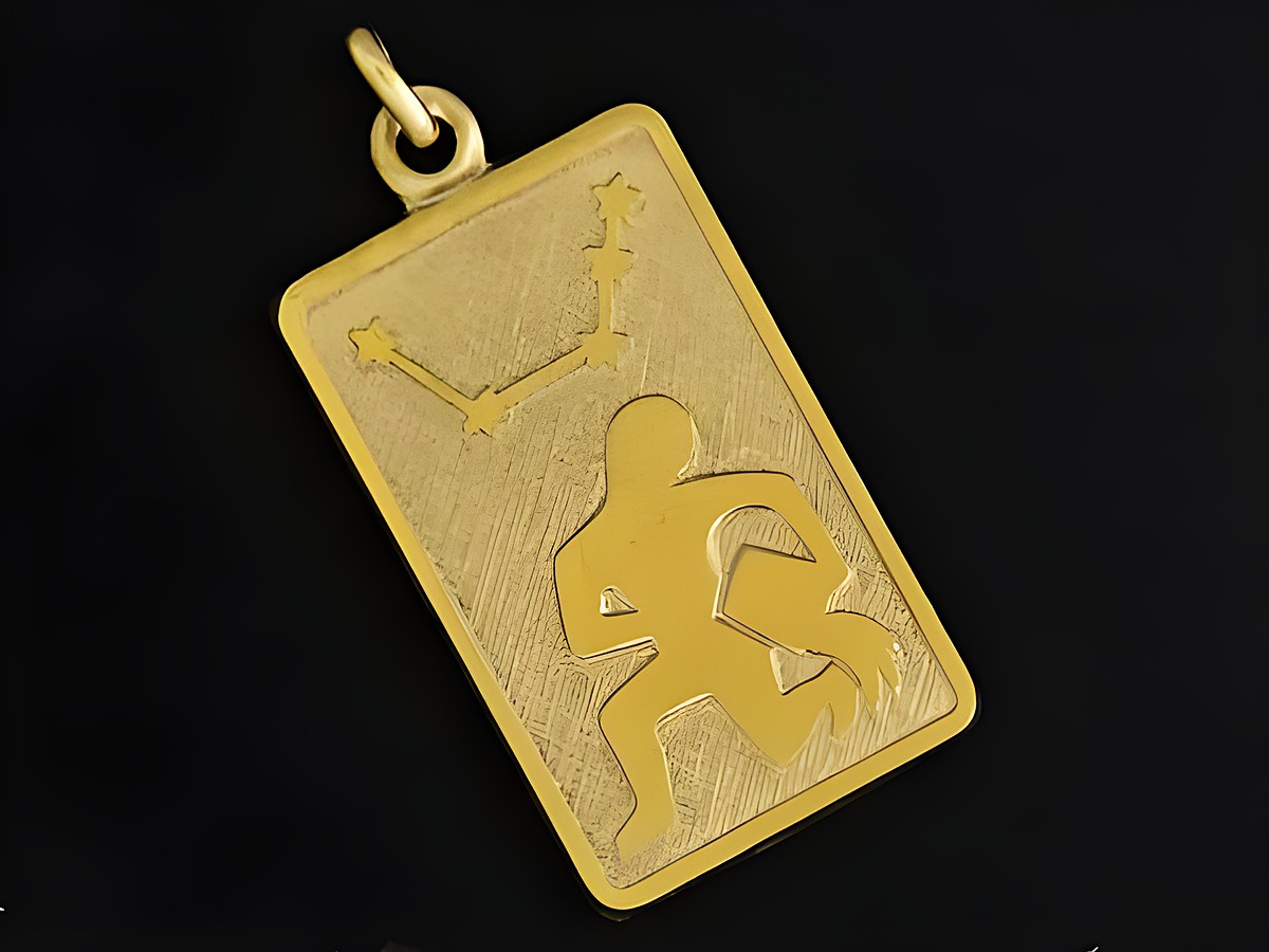 Wassermann Anhänger Gold 333 mit rechteckiger Form und dem Sternzeichen Wassermann, hergestellt von Juwelier Harnisch.
