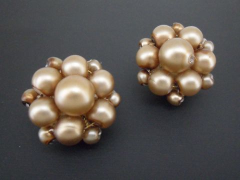 71759-0 Ohrclip in honiggelb blumig mit goldfarbenen synthetischen Zuchtperlen in seidenmatter Optik, Hersteller Juwelier Harnisch, elegant und vielseitig kombinierbar.