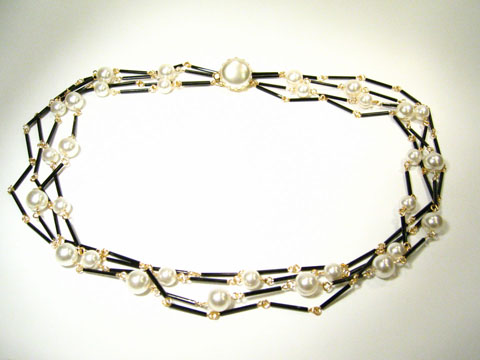 Vierreihige Kette mit weißen Perlen und schwarzen Stäbchen, 54 cm lang, neu vom Hersteller Juwelier Harnisch, ideal für elegante Anlässe, zeitlos und stilvoll.