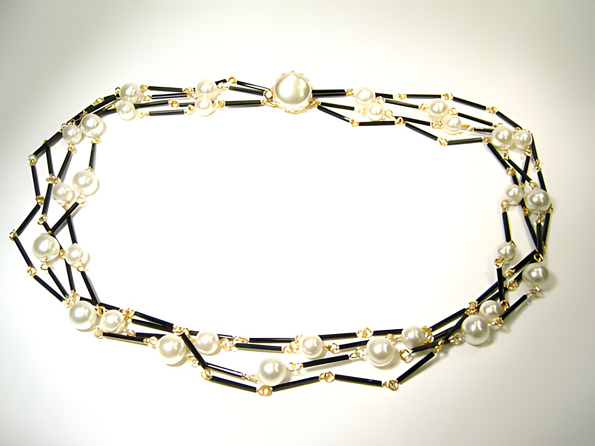Vierreihige Kette mit weißen Perlen und schwarzen Stäbchen, 54 cm lang, neu vom Hersteller Juwelier Harnisch, ideal für elegante Anlässe, zeitlos und stilvoll.