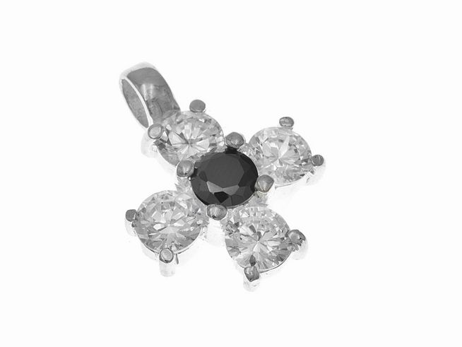 Ein funkelnder silberner Kreuzanhänger mit vier weißen Zirkonia-Steinen und einem schwarzen Zirkonia-Stein in der Mitte, hergestellt von Juwelier Harnisch.