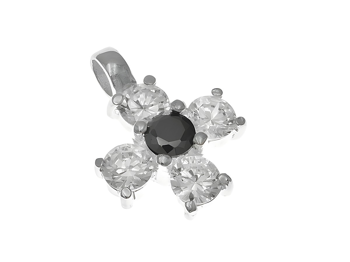 Ein funkelnder silberner Kreuzanhänger mit vier weißen Zirkonia-Steinen und einem schwarzen Zirkonia-Stein in der Mitte, hergestellt von Juwelier Harnisch.