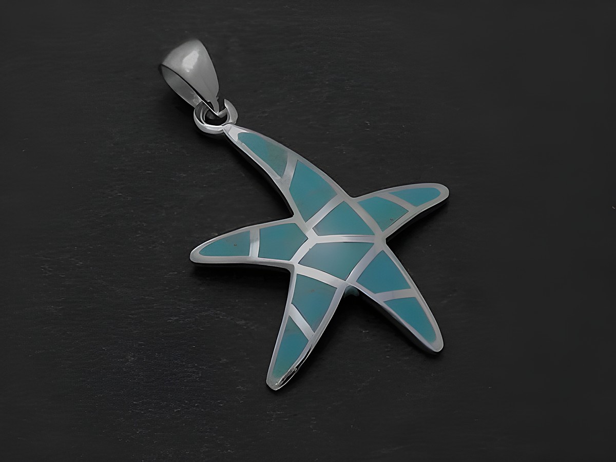 Silber Anhänger in Seestern-Form mit türkis maritimen Akzenten, Hersteller Juwelier Harnisch, ideal für einen stylischen Look. Perfekt für Liebhaber des Meeres.