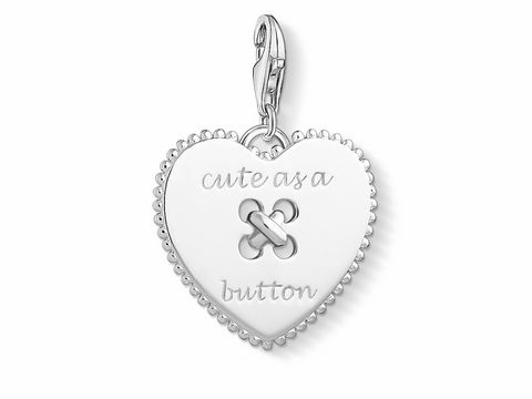 Charm-Anhänger in Form eines Herzens aus Silber mit eingraviertem Text und einem stilisierten Knopf-Motiv, Hersteller Thomas Sabo, Modellnummer 1485-001-21, für die Liebe.