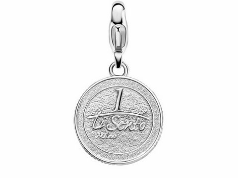 Silberner Charm von Ti Sento, geprägt mit dem Schriftzug Ti Sento und einem stilisierten Münzdesign, ideal für persönliche Schmuckstücke und als modisches Accessoire.
