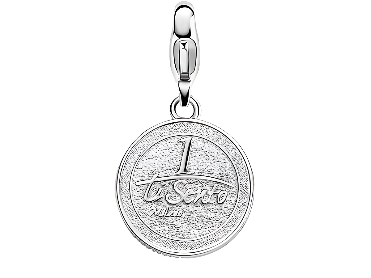 Silberner Charm von Ti Sento, geprägt mit dem Schriftzug Ti Sento und einem stilisierten Münzdesign, ideal für persönliche Schmuckstücke und als modisches Accessoire.
