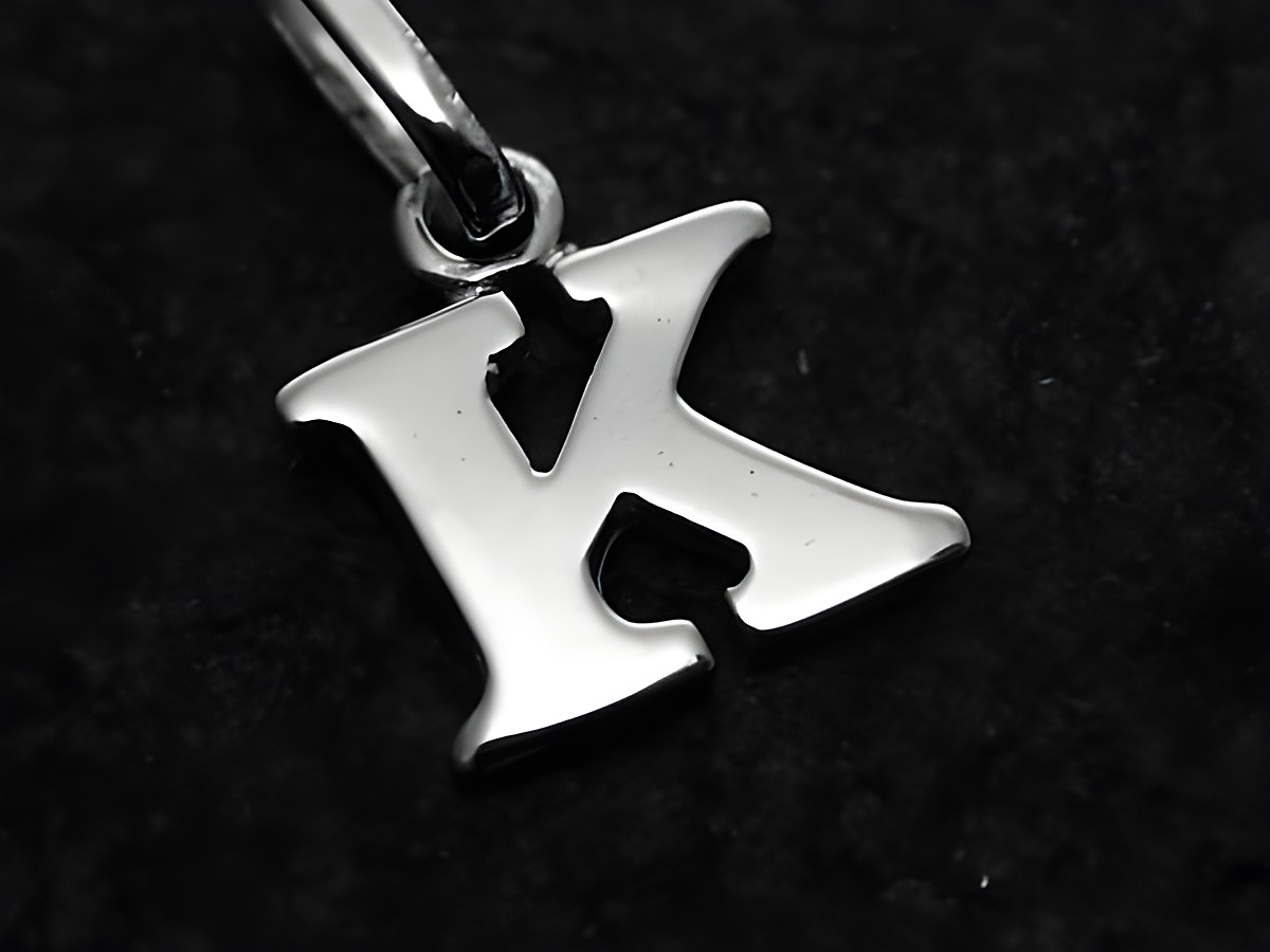 K Buchstaben Anhänger aus 925 Sterling Silber, gefertigt von Juwelier Harnisch, elegant und glänzend, ideal als Schmuckstück oder Geschenk für besondere Anlässe.