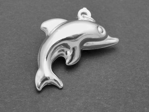 Silber Anhänger - Delfin - tierisch, Hersteller: Juwelier Harnisch, filigran gearbeiteter Delfin in glänzendem Silber, ideal für Tierliebhaber und Schmuckliebhaber.