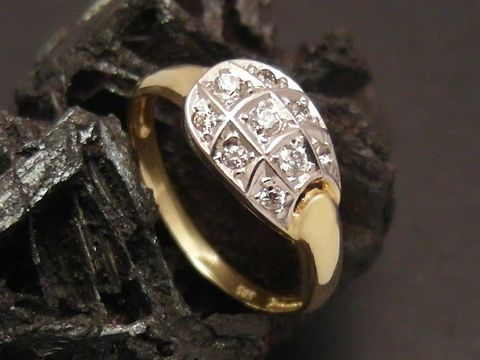 Ein eleganter Goldring in Gold 585 mit einer Schlange-Form, verziert mit Zirkonia-Steinen, Größe 52, Hersteller Juwelier Harnisch, bis Größe 52/17.