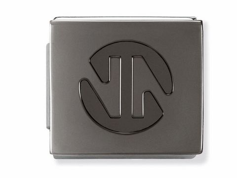 Ein quadratisches Schmuckstück aus oxidiertem Edelstahl mit dem Nomination Logo in modernem Design. Die Oberfläche ist matt und zeigt die stilisierte Schriftzüge in der Mitte.