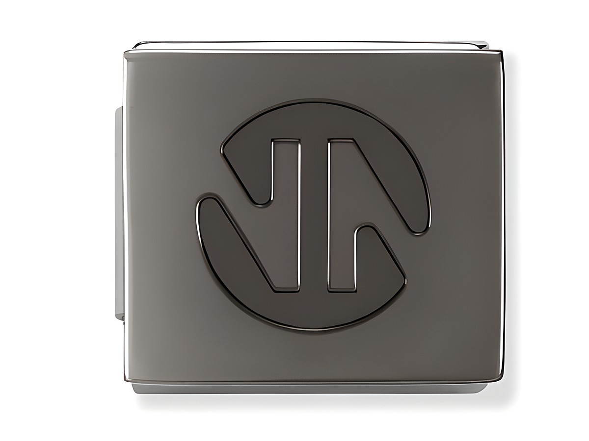 Ein quadratisches Schmuckstück aus oxidiertem Edelstahl mit dem Nomination Logo in modernem Design. Die Oberfläche ist matt und zeigt die stilisierte Schriftzüge in der Mitte.