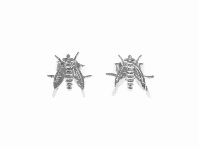 Ohrstecker Fliege aus poliertem Sterling Silber, individuell designt, von Juwelier Harnisch, ideal für Kinder, detailreiche Verarbeitung mit einem einzigartigen Insektenmotiv.