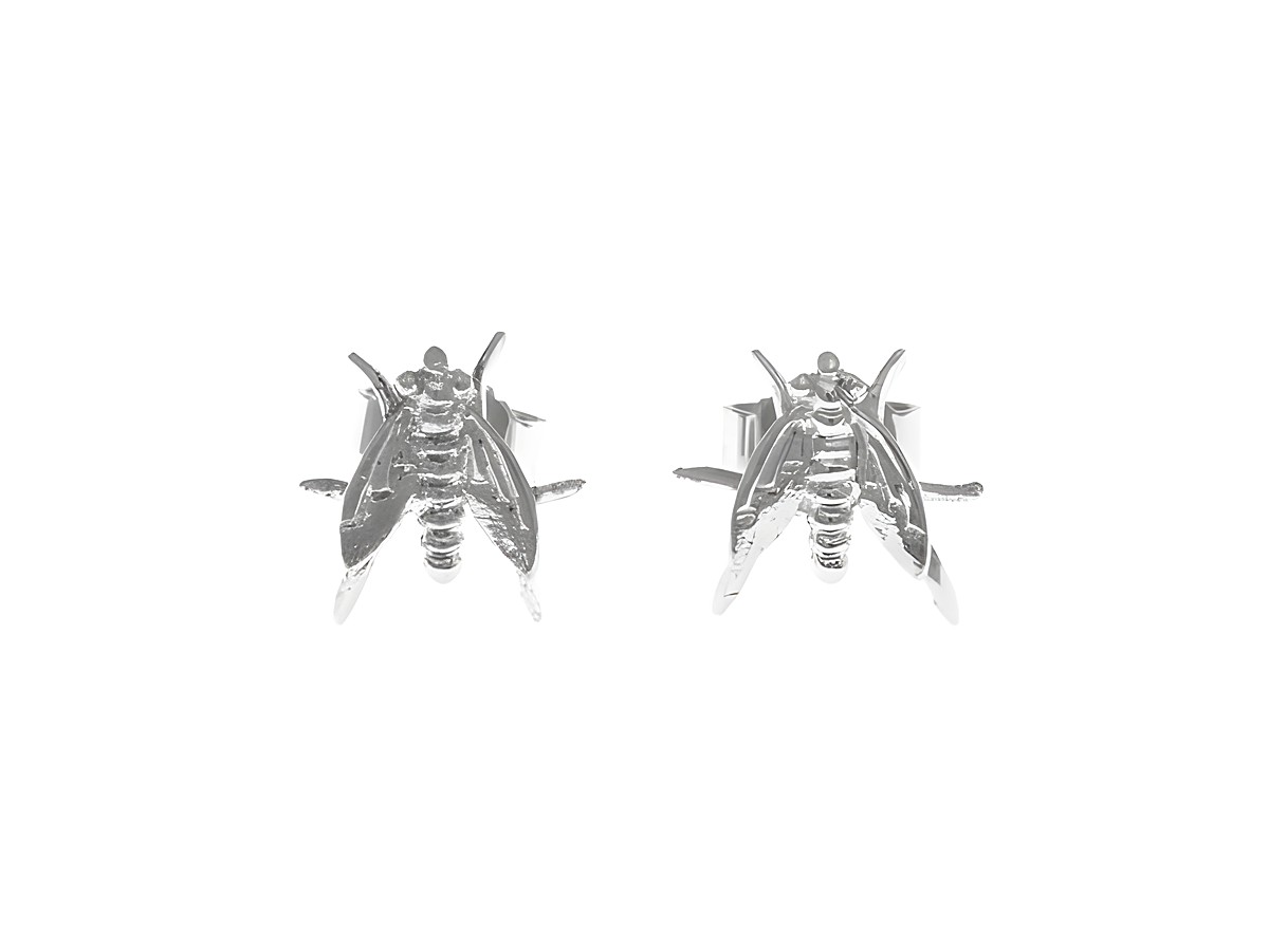 Ohrstecker Fliege aus poliertem Sterling Silber, individuell designt, von Juwelier Harnisch, ideal für Kinder, detailreiche Verarbeitung mit einem einzigartigen Insektenmotiv.
