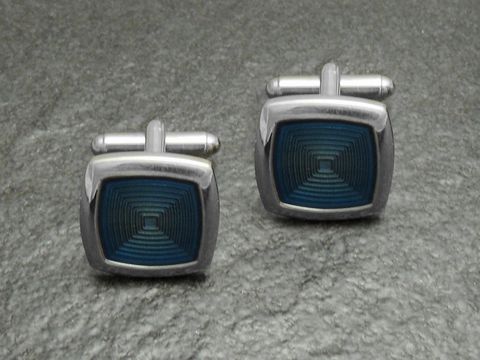 Silberfarbene Manschettenknöpfe im 70er Look mit blauem geometrischen Design, Hersteller Juwelier Harnisch, ideal für einen eleganten Auftritt.
