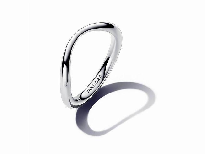 193314048-0 Organisch geformter Bandring von Pandora, hergestellt aus Sterling Silber, Größe 48. Der Ring hat eine glänzende Oberfläche und wirft einen sanften Schatten auf die Fläche darunter.