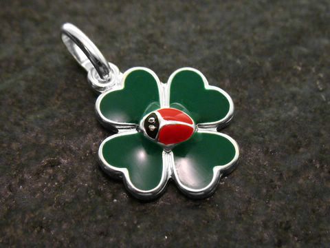 Kleeblatt mit Marienkäfer Sterling Silber Anhänger rhodiniert, hergestellt von Juwelier Harnisch, ideal für Kinder. Schmuckstück in lebendigen Farben, perfekt als Geschenk.