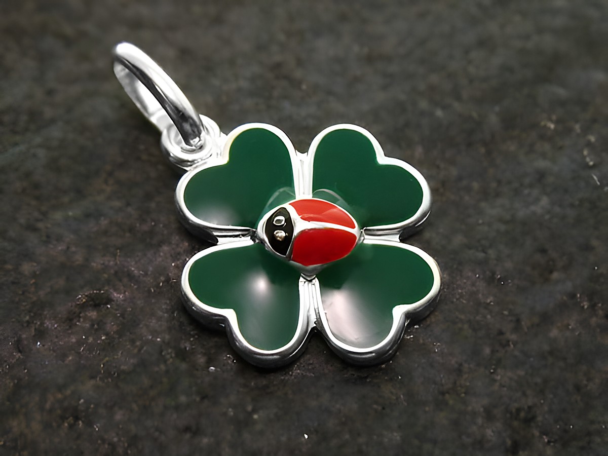 Kleeblatt mit Marienkäfer Sterling Silber Anhänger rhodiniert, hergestellt von Juwelier Harnisch, ideal für Kinder. Schmuckstück in lebendigen Farben, perfekt als Geschenk.