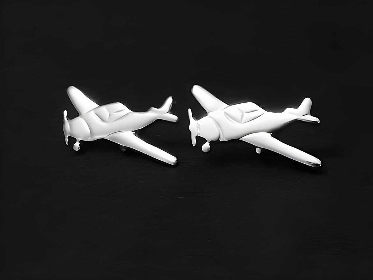 Silber Ohrringe in Form von Flugzeugen als Ohrstecker, rhodiniert, Hersteller Juwelier Harnisch, ohne Stein, ideal für Flugzeugliebhaber.